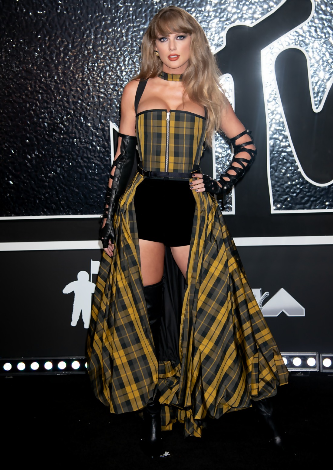 bitchy | Taylor Swift wore a tartan Dior to the VMAs & picked up seven awards